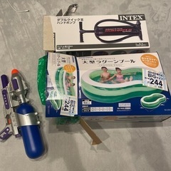 プール、ハンドポンプ、水鉄砲のセット