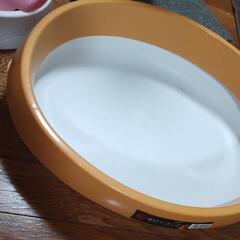 中古ペット用品(トイレ.ピュアクリスタ.ロング爪研ぎポール)おまけ付きの画像