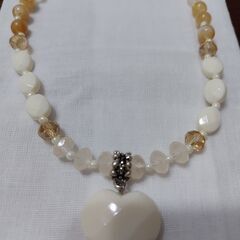 マルチカラーストーンネックレス(新品・未使用)　白・ピンク系　の画像