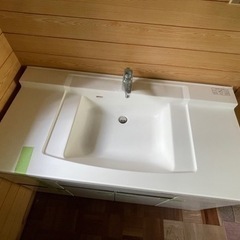 白くて綺麗な広い洗面台です。の画像