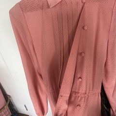 ピンクのワンピースの画像