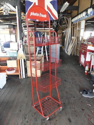 2,000円　、スチール販売台　かご3　真紅色　中古　キャスター付き