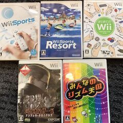 Wii本体とコントローラーやヌンチャク、ハンドルなど一式とソフト5本の画像