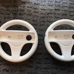 Wii本体とコントローラーやヌンチャク、ハンドルなど一式とソフト5本の画像