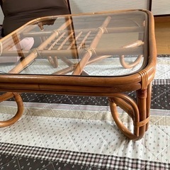 籐のテーブル