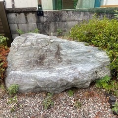 大きな庭石の画像