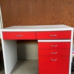 可愛い　赤と白の机