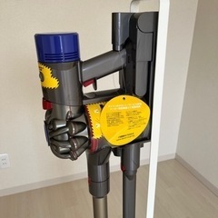 掃除機　ダイソンV8  超美品　スタンド付きの画像