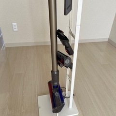 掃除機　ダイソンV8  超美品　スタンド付きの画像