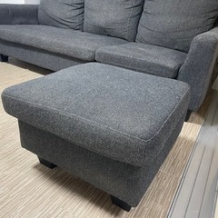 3人掛けソファーと座椅子の画像