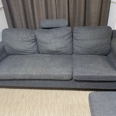 3人掛けソファーと座椅子の画像