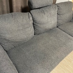 3人掛けソファーと座椅子の画像