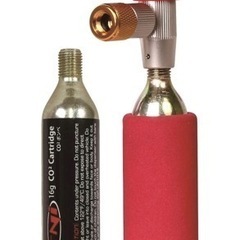 【8/15までの出品】新品・未使用！自転車用TNI(ティーエヌアイ) CO2 ボンベセット (バルブタイプ) の画像