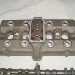 バンディット２５０（GJ74A）ヘッドカバーとカムシャフトの画像