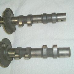 バンディット２５０（GJ74A）ヘッドカバーとカムシャフトの画像