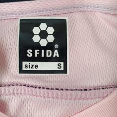 新品タグ付きSFIDAフットボールピンクTシャツです。Sサイズ表記の画像