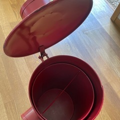 取り引き中　赤いゴミ箱の画像