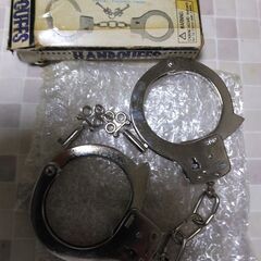 おもちゃ手錠（金属製）カギあります。