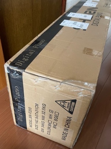 新品★ホワイト電子ピアノ　段ボール入り　検品のため開封しましたが未組み立て！