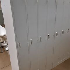 【新品未使用：残り3個】　4人用スチールロッカー　オフィス　スポーツ