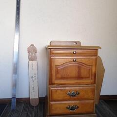 商談中　電話台と短冊掛け