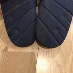adidas サンダルの画像