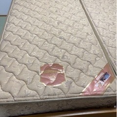 【無料】セミシングルマットレス2つ（クイーンサイズ）の画像