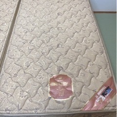 【無料】セミシングルマットレス2つ（クイーンサイズ）の画像