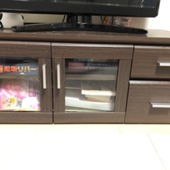 木目柄で落ち着いたカラーのテレビ台です✨