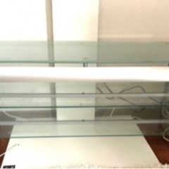 ガラスのテレビ台の画像