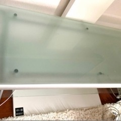 ガラスのテレビ台の画像