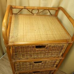 【紋別市発】籐の４段チェスト　中古品　外寸　高さ100×横幅46.5×奥行38.5㎝　引出し外寸　幅41×奥行34×高さ16.5㎝　小傷・変色・使用感多少あり　中古現状品　の画像