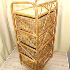 【紋別市発】籐の４段チェスト　中古品　外寸　高さ100×横幅46.5×奥行38.5㎝　引出し外寸　幅41×奥行34×高さ16.5㎝　小傷・変色・使用感多少あり　中古現状品　の画像