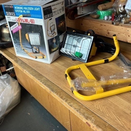 ハロゲン投光器で暗い作業も楽に出来ると思います。