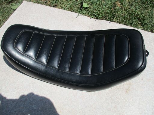 ハーレーダイナ　社外ソロシート タックロール