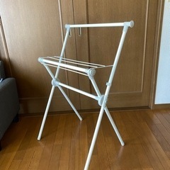 折りたたみ式　コンパクト洗濯物干しスタンド　ランドリースタンド