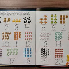 子供向け英語と算数のワークブックの画像