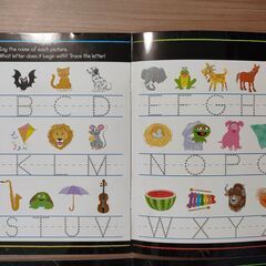 子供向け英語と算数のワークブックの画像