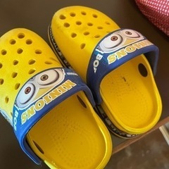 ピカピカ光るクロックス ミニオン 16cm