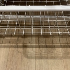 IKEA ALGOT アルゴート　天板　キャスター　付き　白　ホワイト　シンプル　インテリア　収納　便利　カゴ　ラック　ランドリー　洗濯　玄関　リビング　押入れ　クローゼット　通気性　引き出し　の画像