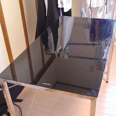 強化ガラスを使った軽い机。