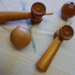 値下げ。短期使用格安中古　競技用剣玉ゲーム　本格玩具　剣玉・けん玉　純木製・ひも付き　。全３９台は、＠３９０円です。の画像