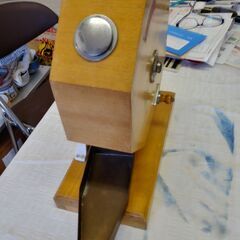 値下げ。格安中古玉つき抽選器　国産木製　５００球用・抽選器・ガラポン　玉白色１００球と黄色１００球計２００球付です。追加カラー玉各色は、＠１５円で（金・銀・数字入り１～８０球は、＠２０円）です。追加玉数、カラーも必ず連絡お願い致します。・ガラポン抽選会　売出し・催事ゲーム・イベント・抽選玉。　の画像