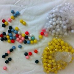 値下げ。格安中古玉つき抽選器　国産木製　５００球用・抽選器・ガラポン　玉白色１００球と黄色１００球計２００球付です。追加カラー玉各色は、＠１５円で（金・銀・数字入り１～８０球は、＠２０円）です。追加玉数、カラーも必ず連絡お願い致します。・ガラポン抽選会　売出し・催事ゲーム・イベント・抽選玉。　の画像