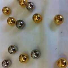 値下げ。格安中古玉つき抽選器　国産木製　５００球用・抽選器・ガラポン　玉白色１００球と黄色１００球計２００球付です。追加カラー玉各色は、＠１５円で（金・銀・数字入り１～８０球は、＠２０円）です。追加玉数、カラーも必ず連絡お願い致します。・ガラポン抽選会　売出し・催事ゲーム・イベント・抽選玉。　の画像