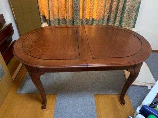 伸縮可能なダイニングテーブル　椅子6脚