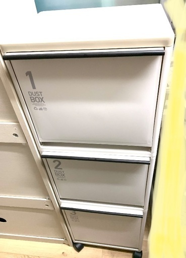美品　ゴミ箱 43L 資源ゴミ フタ付きゴミ箱 ワゴンワイド3段 省スペース  ベージュ 縦型分別 分別ワゴン ドリンク　飲み物　ビン　カン　缶　ワイド 3段 （ ごみ箱 43リットル 3分別 フラップ ふた付き 縦型 キッチン 幅　隙間 収納棚 ストッカー ダストボックス 引き出し フラップ棚 分別ゴミ箱 キャスター付 シンプル おしゃれ 収納