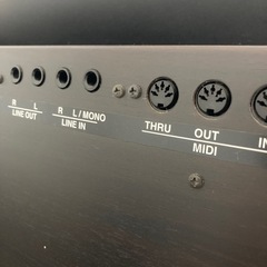 使ってください、ダークブラウンの電子ピアノの画像