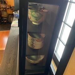 抹茶茶碗コレクションとキャビネットの画像