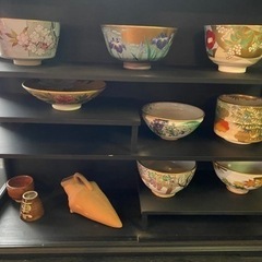 抹茶茶碗コレクションとキャビネットの画像